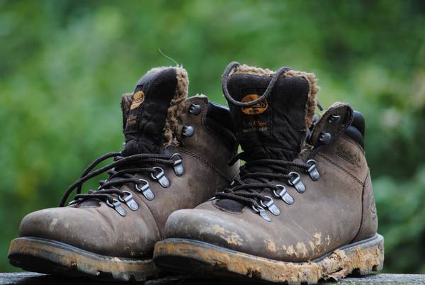 Festes Schuhwerk ist wichtig zum Pilgern.